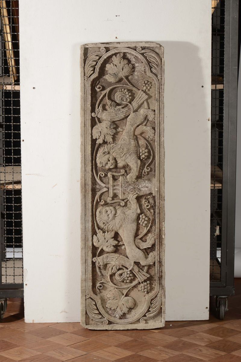 Bassorilievo in pietra scolpita con leoni e volatili  - Auction Fine Arts from refined private house - Cambi Casa d'Aste