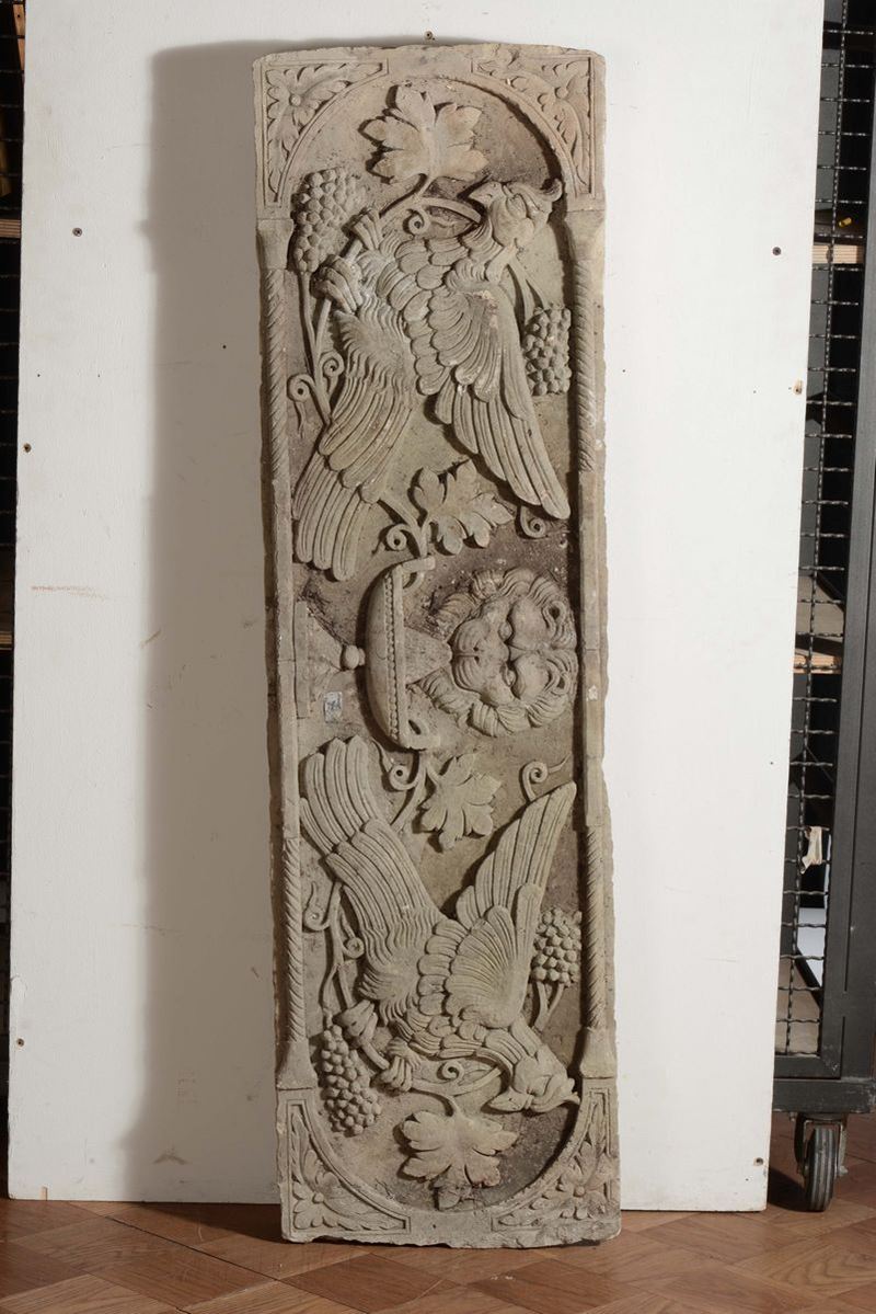 Bassorilievo in pietra scolpita con leone e rapaci  - Asta Antiquariato, Affidamenti da raffinate dimore private - Cambi Casa d'Aste