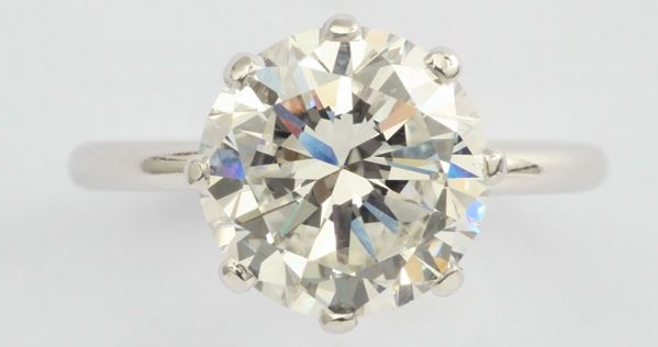 Anello con diamante di ct 4,59, colore H, purezza VVS2