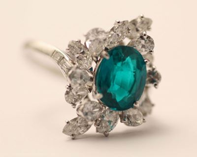 Anello con Smeraldo Colombia Centrale Taglio Ovale di Ct 2,70 e Diamanti a Contorno di Ct 2,50 Ci...