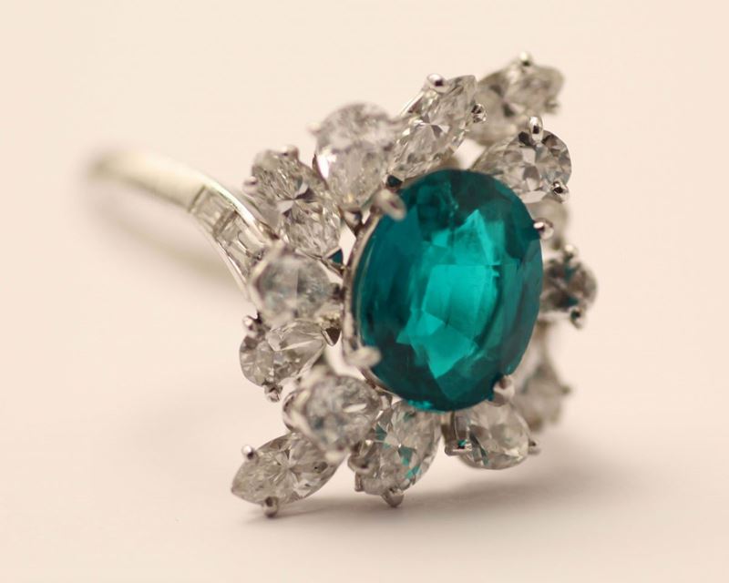Anello con smeraldo colombia centrale taglio ovale di ct 2,70 e diamanti a contorno di ct 2,50 circa  - Asta Fine Jewels - I - Cambi Casa d'Aste