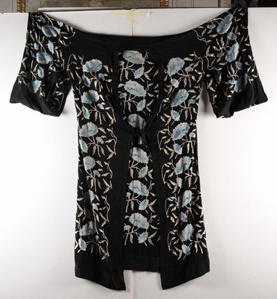 Veste Cinese in Seta Nera con Peonie Ricamate in Azzurro, Crema e Rosa Cipria, Cina, Dinastia Qin...