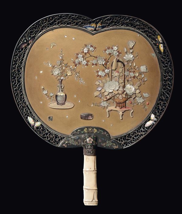 Ventaglio in con profili in argento, intarsi in madreperla e manico in avorio, Cina, Dinastia Qing, XIX secolo