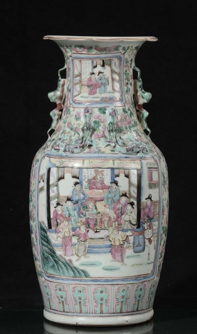 Vaso Canton in Porcellana Policroma con Scene di Vita di Corte Entro Riserve, Cina, Dinastia Qing...