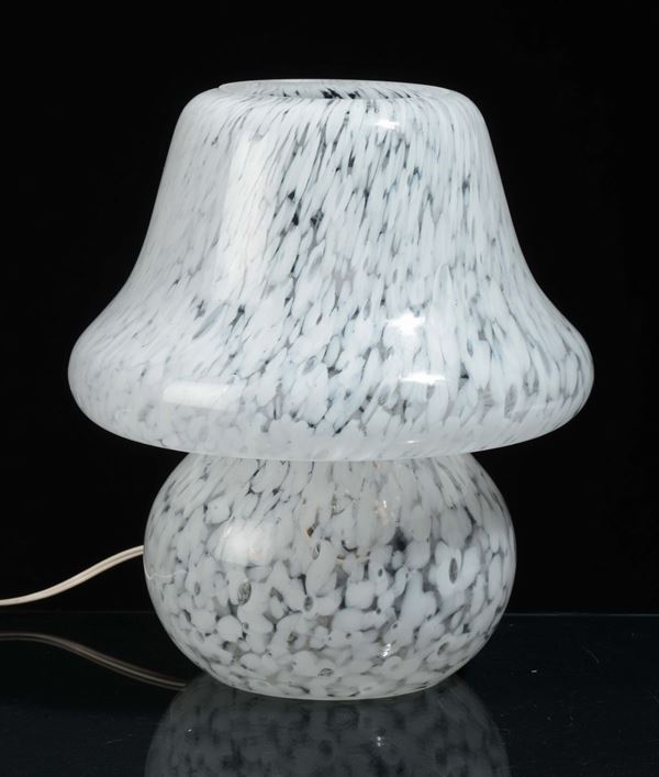 Lampada da tavolo in vetro bianco a fungo