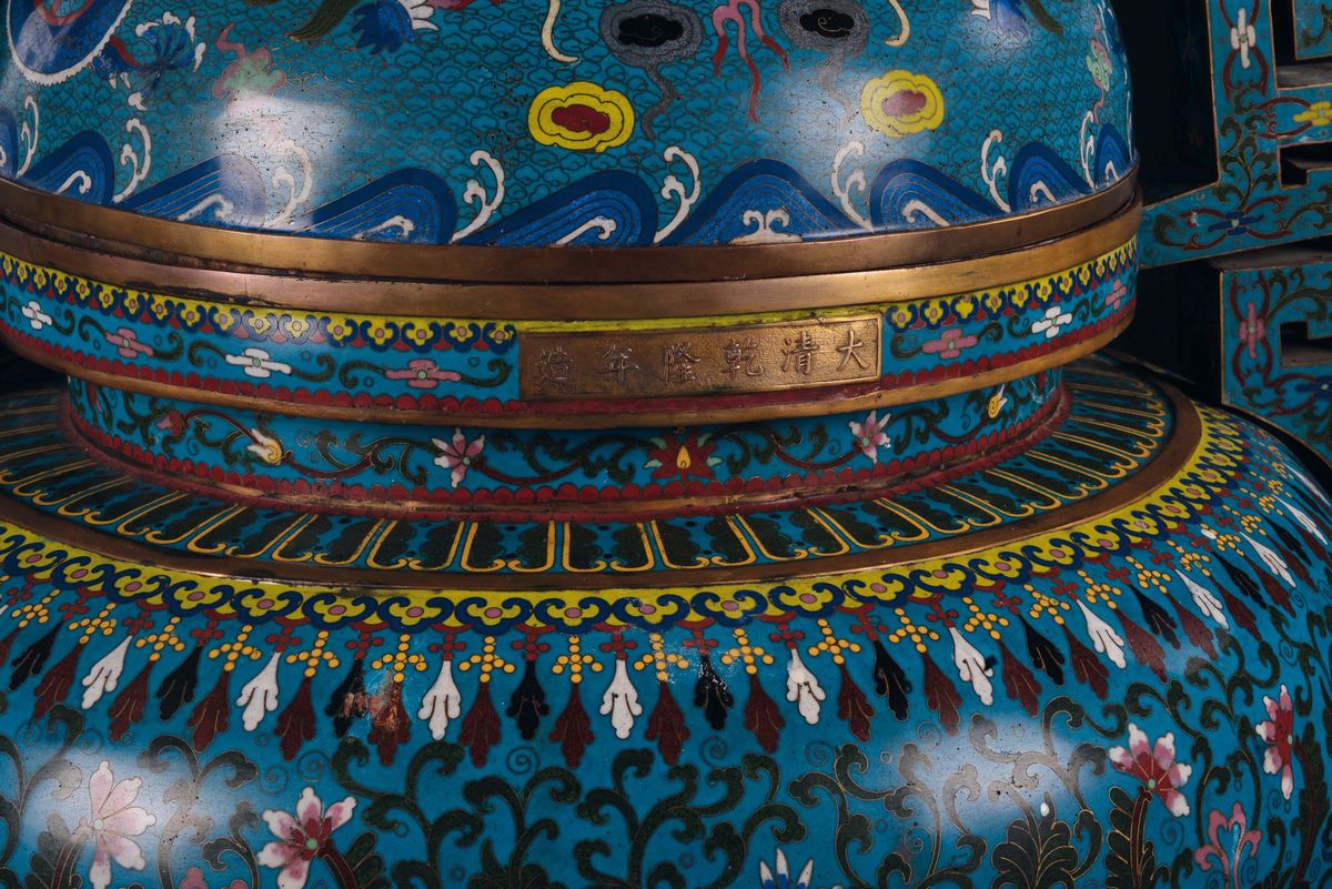 Monumentale Censer in Bronzo Dorato e Smalti Cloisonné, Cina, Dinastia Qing, XIX Secolo
