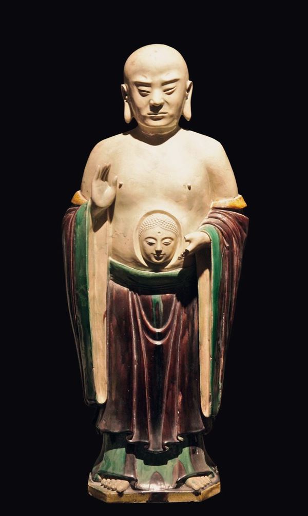 Grande e rara figura Sancai di Luohan in gres invetriato verde giallo e bruno con rilievo raffigurante Buddha nel chakra della Sacralità, Cina, dinastia Ming, XVI secolo