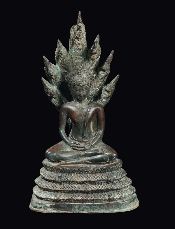 Figura di Buddha in bronzo con aura, Thailandia, XIX secolo