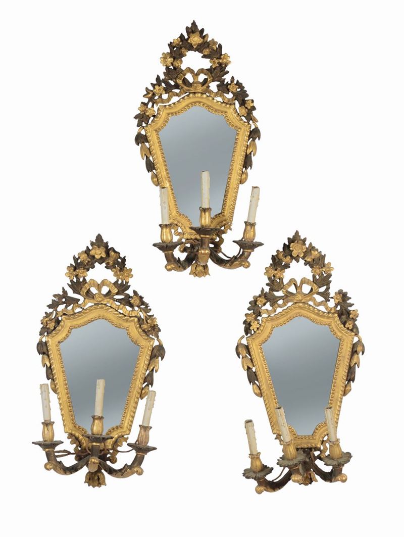 Tre ventoline in legno intagliato e dorato, XIX secolo  - Auction Furnishings from the mansions of the Ercole Marelli heirs and other property - Cambi Casa d'Aste