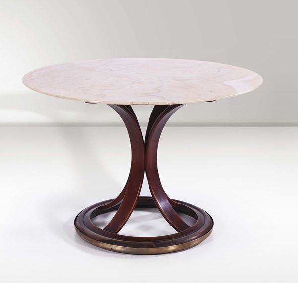 Tavolo in legno con piano in marmo e base in ottone.