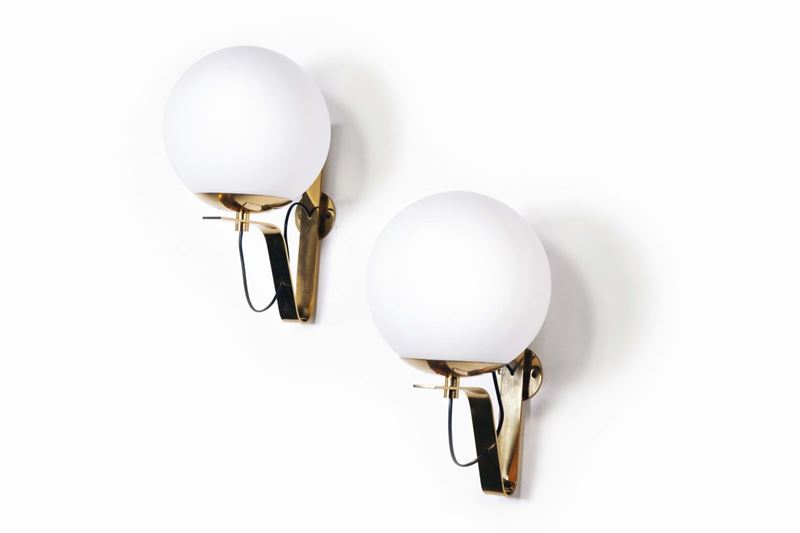 Coppia di appliques in ottone lucido e vetro opalino.  - Asta Design - Cambi Casa d'Aste