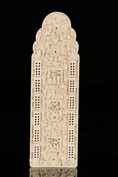 Placca in Avorio Scolpito con Personaggi, Cina, Dinastia Qing, Fine XIX Secolo