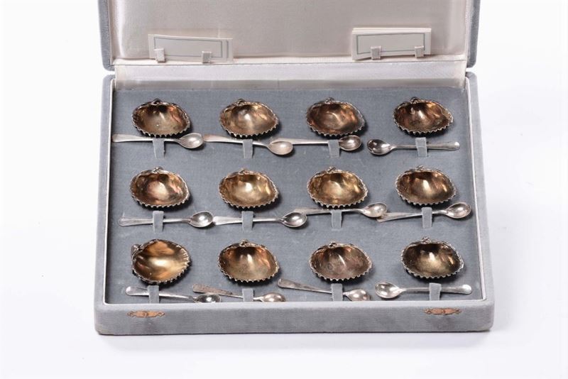 Dodici salierine in argento a forma di conchiglia  - Asta Argenti - Asta Online - Cambi Casa d'Aste