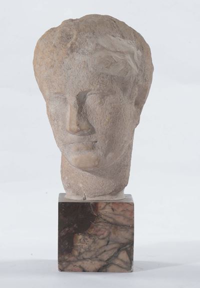 Testa in Pietra Scolpita