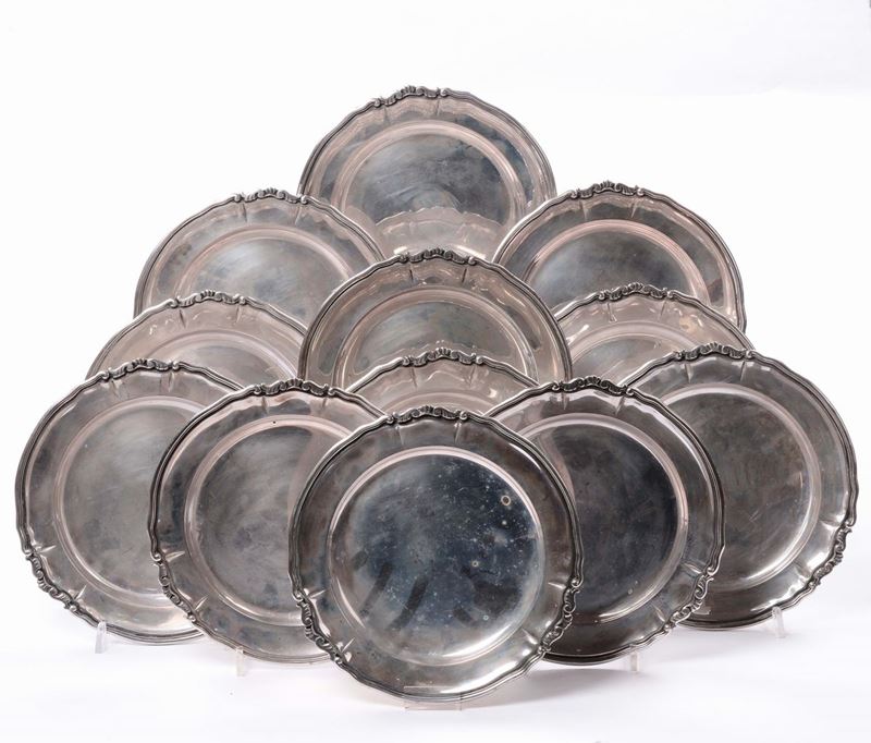 Lotto di dodici piatti in argento  - Asta Antiquariato, Affidamenti da raffinate dimore private - Cambi Casa d'Aste