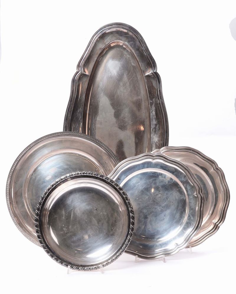 Lotto di cinque vassoi in argento  - Asta Antiquariato, Affidamenti da raffinate dimore private - Cambi Casa d'Aste