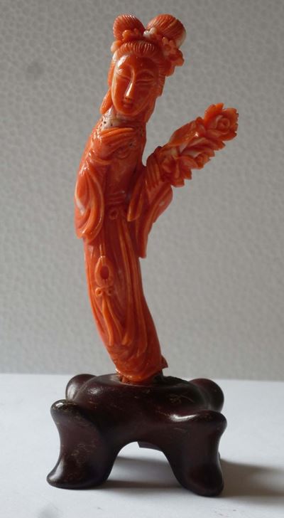 Figura di Guanyin con Mazzo di Fiori Scolpita in Corallo, Cina, Inizio XX Secolo