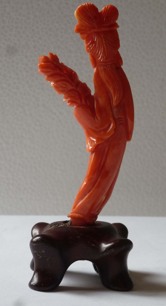 Figura di Guanyin con Mazzo di Fiori Scolpita in Corallo, Cina, Inizio XX Secolo