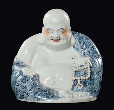Budai in Porcellana Bianca e Blu con Bracciale di Preghiera, Cina, Repubblica, XX Secolo