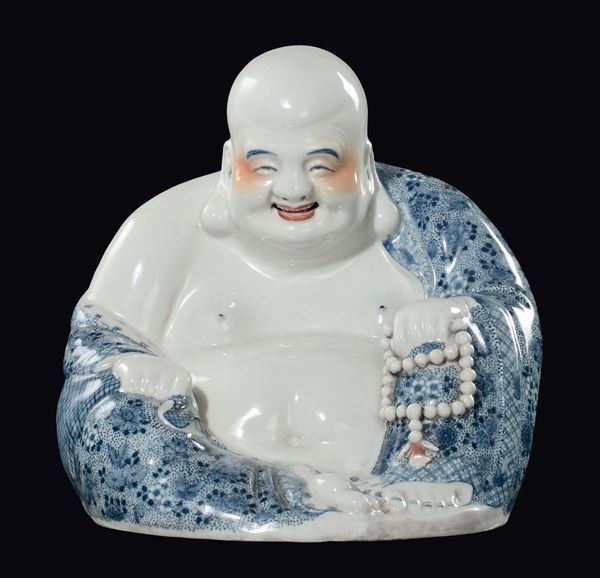 Budai in porcellana bianca e blu con bracciale di preghiera, Cina, Repubblica, XX secolo