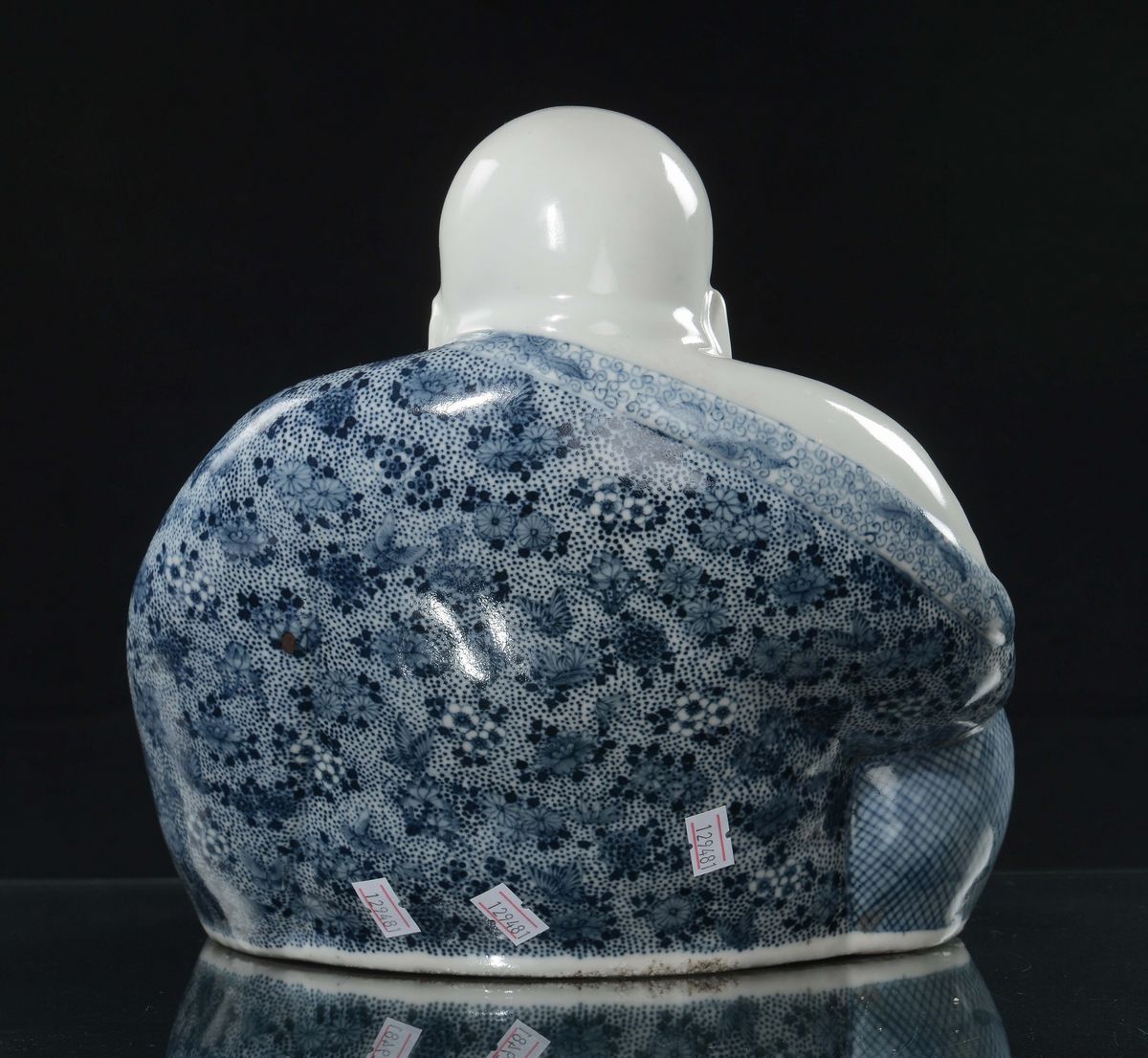 Budai in Porcellana Bianca e Blu con Bracciale di Preghiera, Cina, Repubblica, XX Secolo