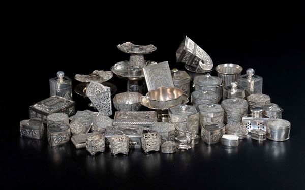 Lotto composto da 46 scatole, coppe e alzatine in argento, Cina, Dinastia Qing, XIX secolo