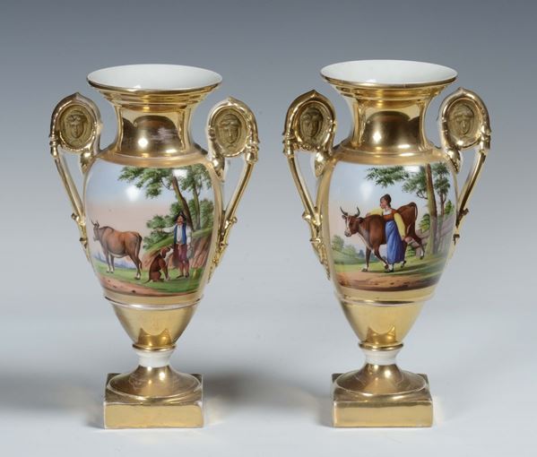 Coppia di vasi in porcellana policroma e oro, Francia XIX secolo