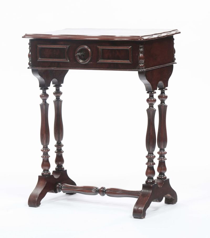 Piccolo tavolo in mogano, Inghilterra  - Asta Antiquariato, Affidamenti da raffinate dimore private - Cambi Casa d'Aste