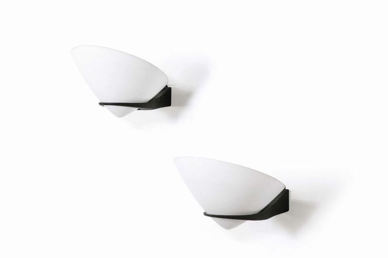 Coppia di lampade da parete in metallo verniciato e vetro opalino satinato  - Asta Design - Cambi Casa d'Aste