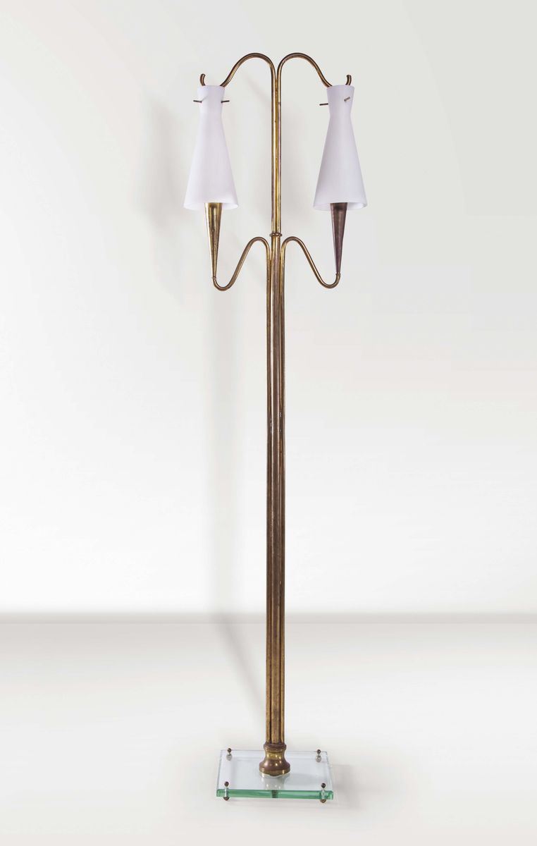 Lampada da terra in ottone con base in cristallo molato e diffusori in vetro oplaino  - Asta Design - Cambi Casa d'Aste
