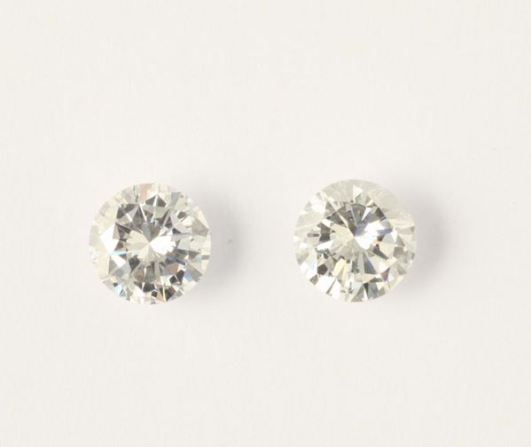 Two diamonds weight ct 1,40 and ct 1,33; clarity VS1; color F-G