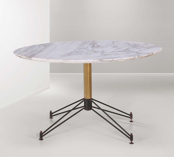Tavolino con struttura in ottone e metallo verniciato e piano in marmo.