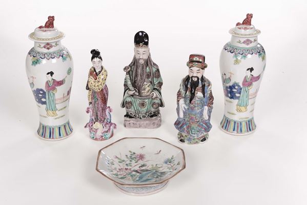 Lotto di porcellane composto da due vasi con coperchio, tre personaggi e un piattino con raffigurazione di pavone e fiori, Cina, XX secolo