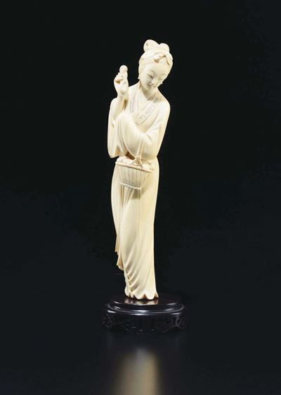 Figura di Guanyin Scolpita in Avorio con Cestino, Cina, Inizio XX Secolo