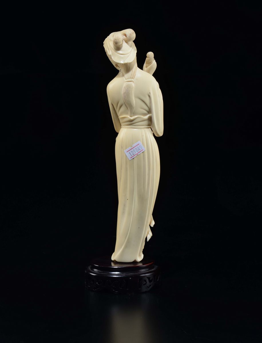 Figura di Guanyin Scolpita in Avorio con Cestino, Cina, Inizio XX Secolo