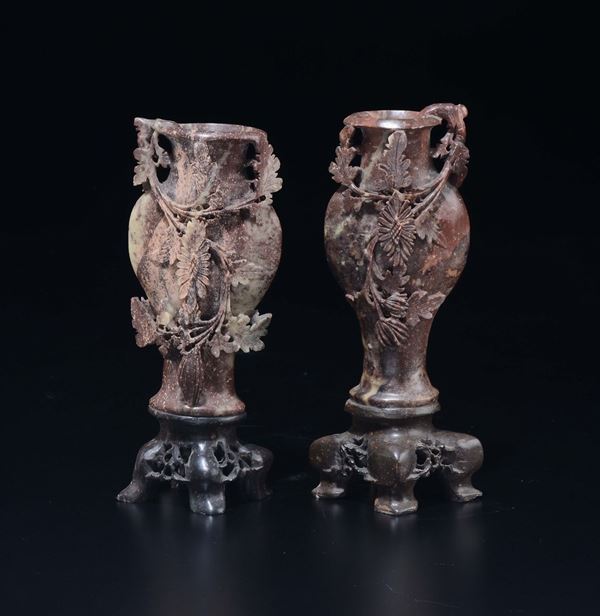 Coppia di vasetti in pietra con decoro vegetale a rilievo