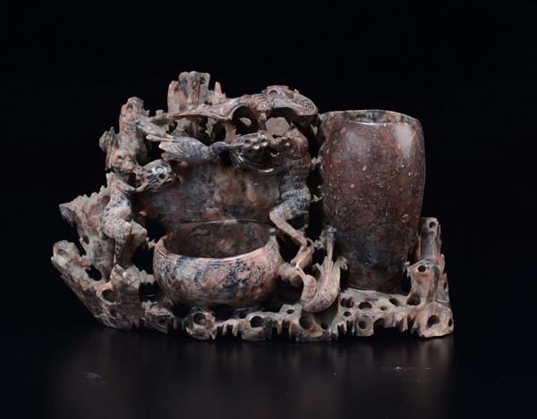 Scultura in pietra con vaso, fonte, scimmie e volatili