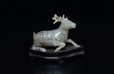 Figura di Cervo Scolpito in Giada Bianca e Russet, Cina, Dinastia Qing, XIX Secolo