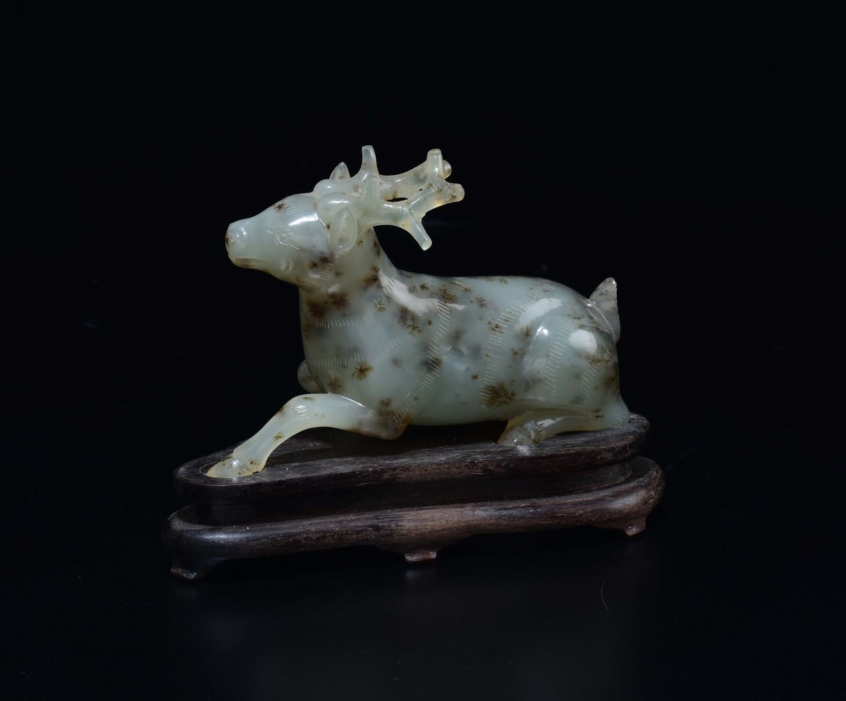 Figura di Cervo Scolpito in Giada Bianca e Russet, Cina, Dinastia Qing, XIX Secolo