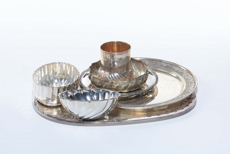 Lotto di vassoi e ciotole in argento  - Asta Arredi dalle dimore degli eredi Ercole Marelli e altre provenienze - Cambi Casa d'Aste
