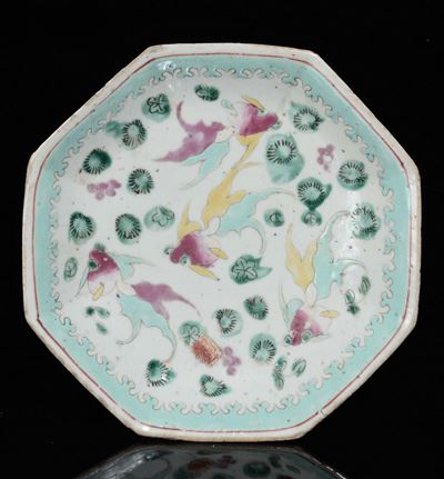 Piattino in Porcellana Policroma con Pesci Rossi, Cina, Dinastia Qing, XIX Secolo