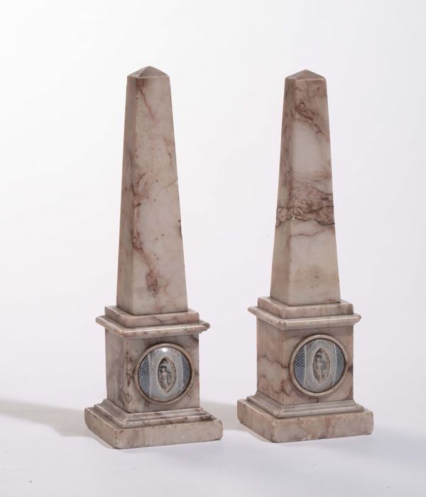 Coppia di obelischi in marmo