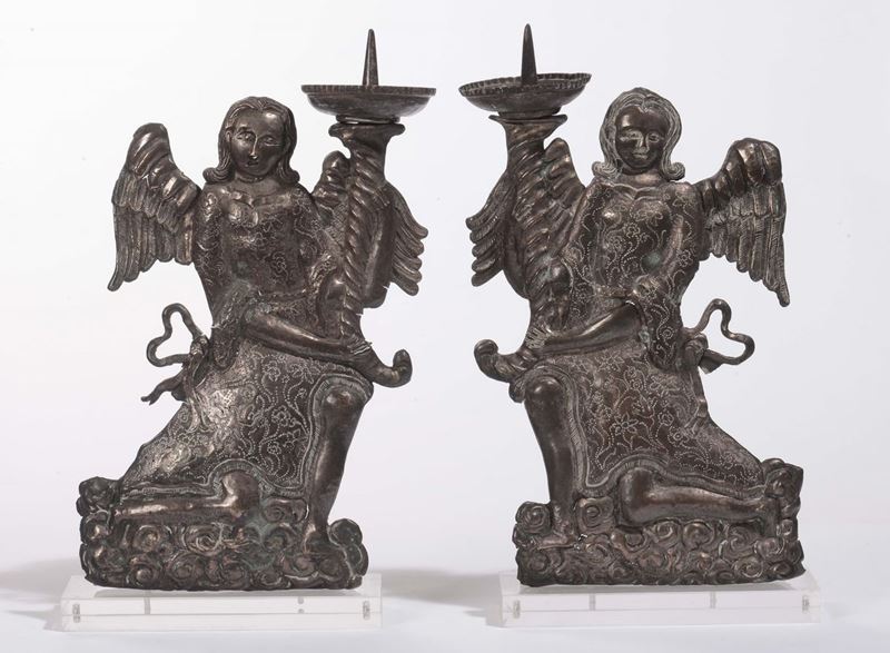 Due angeli genuflessi in rame sbalzato e argentato  - Asta Antiquariato, Affidamenti da raffinate dimore private - Cambi Casa d'Aste