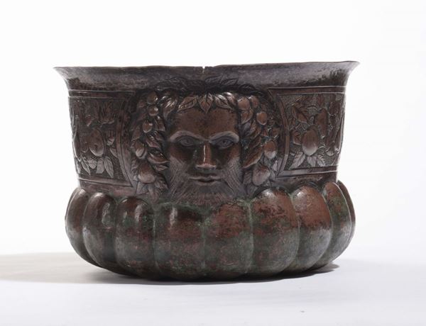 Bacile baccellato in rame sbalzato con teste e frutta, XIX Secolo