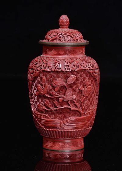 Vasetto in Lacca Rossa con Coperchio Scolpito a Motivo Floreale, Cina, XX Secolo