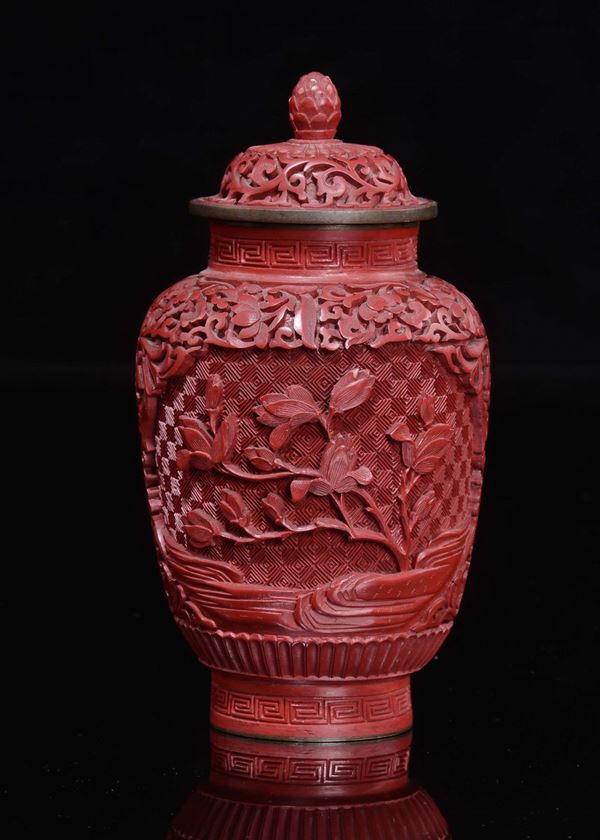 Vasetto in lacca rossa con coperchio scolpito a motivo floreale, Cina, XX secolo