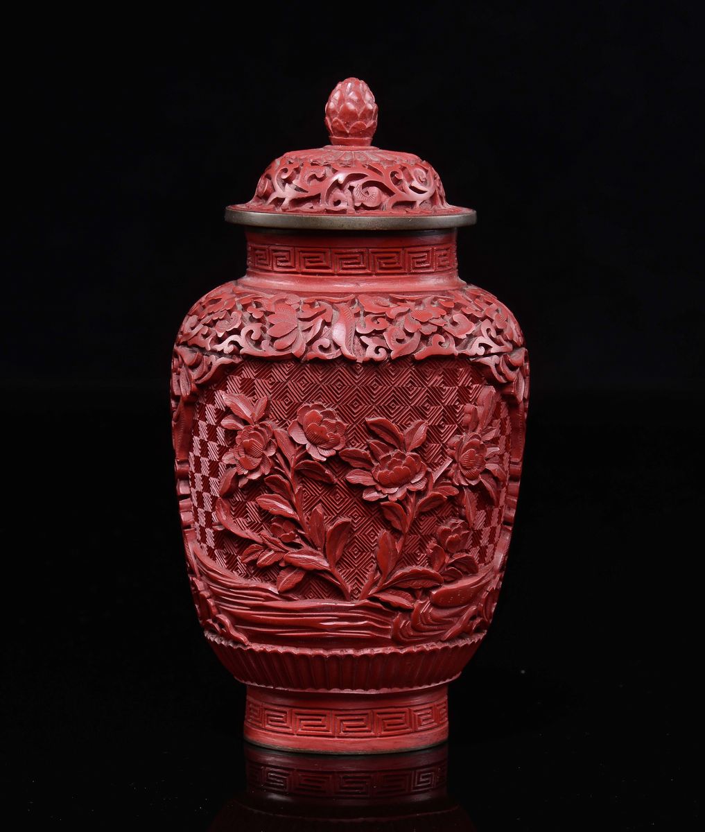 Vasetto in Lacca Rossa con Coperchio Scolpito a Motivo Floreale, Cina, XX Secolo