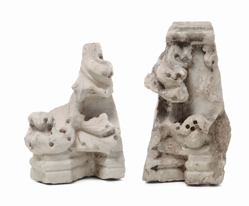 Due frammenti di capitello in marmo, XIII secolo  - Asta Antiquariato, Affidamenti da raffinate dimore private - Cambi Casa d'Aste