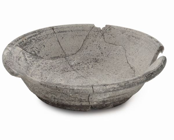 Coppetta in argilla grigia e vernice grigio scuro opaca, Sardegna II-I secolo a.C.