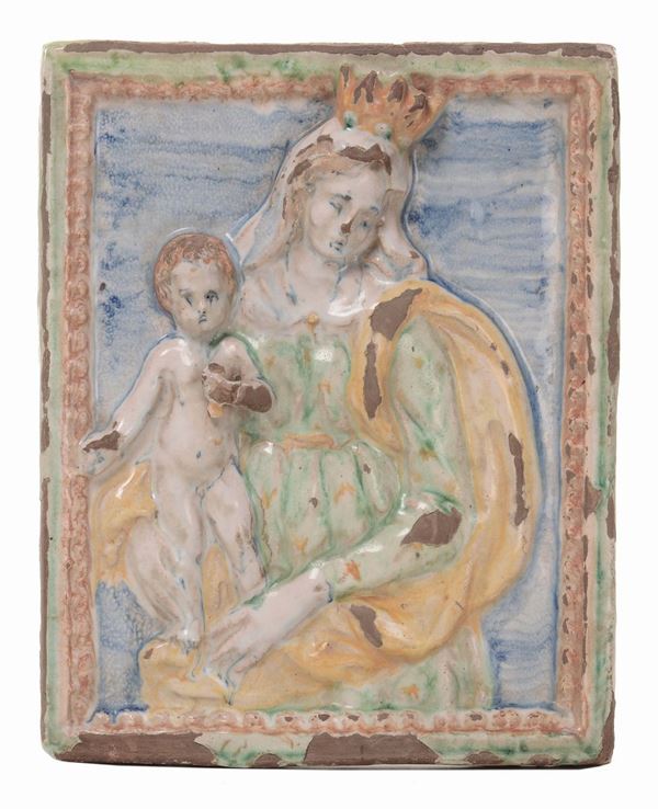 Bassorilievo in ceramica policroma raffigurante Madonna con Bambino, Toscana XVII secolo